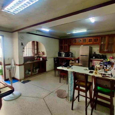 UBICACIÓN IMBATIBLE PARA NEGOCIO EN EL VEDADO! CASA INDEPENDIENTE EN AVENIDA CERCA DE 26 Y 23 !!! - 6/8