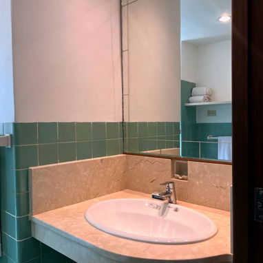 Renta apartamento de 2 cuartos Vedado corriente 24x24 ya 650usd  53582376 - Img 121702984