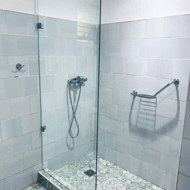 Mamparas de duchas y Paños fijos originales importados llamar 5️⃣3️⃣6️⃣0️⃣2️⃣9️⃣2️⃣3️⃣ o contactar x WhatsApp interesado - Img 102045070