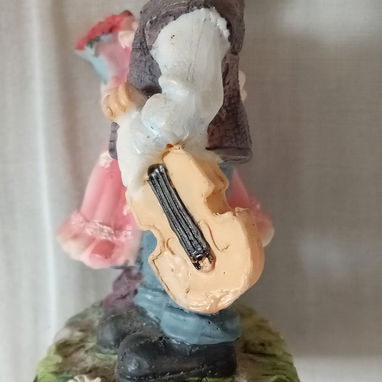 Adorno de cerámica. Pareja de joven con violin y muchacha con ramo de flores - Img 86815070