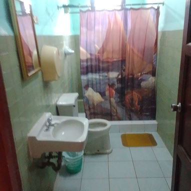Renta para cubanos en zona céntrica de Marianao, de 1 habitación pta de calle y demás comodidades. - Img 124776438