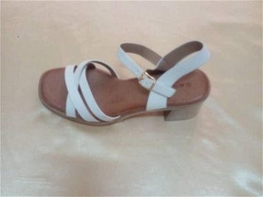 Zapatos de hombre y sandalias de mujer - Img 67086287