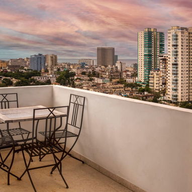 🏙️Apartamento lineal en el Vedado con 4 habitaciones privadas - Img 122080997