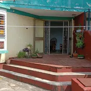 Vendo planta baja en el reparto Camilo Cienfuegos Pastorita 4 habitaciones 2baños y garage - Img 56374368
