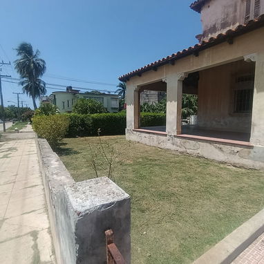 CASA EN VENTA 500m2 EN HABANA PLAYA 4/4 CON GARAJE Y AMPLIO JARDÍN . - 3/4
