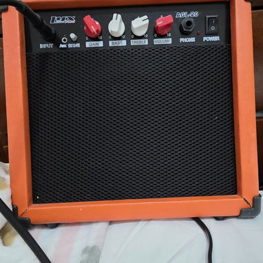 Guitarra Eléctrica Marca Lyx Pro, con muy poco uso. Incluye su amplificador, afinador y estuche todo original, acabada d - Img 124203312