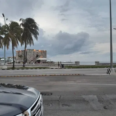 Renta lineal en el vedado , solo cruzar la calle y tendrá el Malecón habanero ,+53 52463651, L - Img 106543248