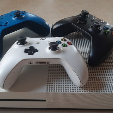 XBOX ONE S 4K DE 512Gb con sus 2 Mandos y sus pilas !!PERFECTO ESTADO CONSERVA SUS SELLOS DE GARANTÍA!! - Img 126392096