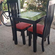 Mesa con 2 Sillas de Madera - Img 57320386