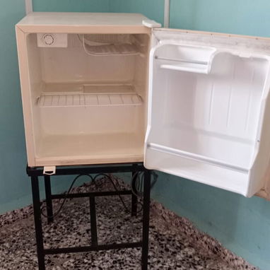 Minibar Daewoo en perfecto estado con su base de metal incluida 🧊✨ - 2/4