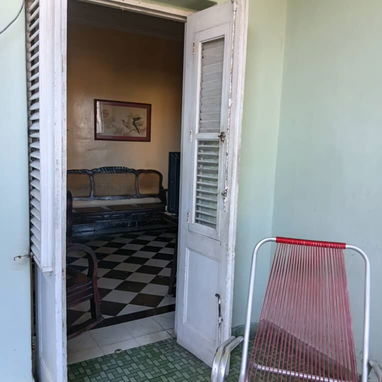 Apartamento en buen estado constructivo en el segundo piso de un edificio capitalista de 4 pisos en el Vedado - 9/10