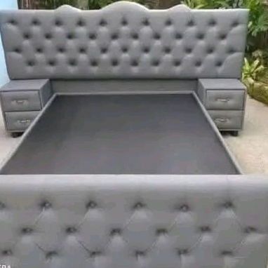 Cama Tapizada con Mesitas de Noche - 3/3