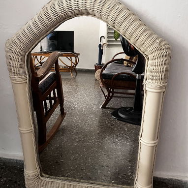Vendo espejo grande con marco de mimbre en 25 usd o al cambio. Mide 105x65 cm - 2/2