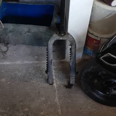 En venta moto forza , 1 lata de pintura, plasticos de reserva, tenedor y balancin de reserva y su capa para la lluvia. - 8/8