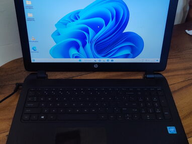 Vendo laptop HP de 15 pulgadas  500 de disco  4 ram no tiene batería  70 USD - Img main-image