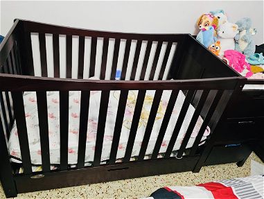 Cuna de bebé y su colchón de espuma - Img 67199511