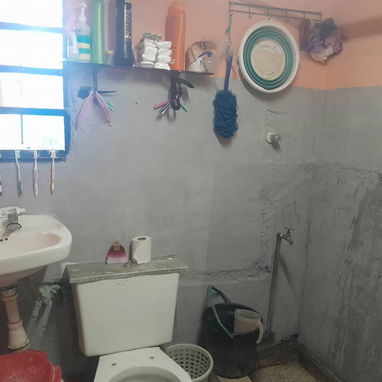 Vendo Son dos casas en una sola propiedad con salida intependientes , lo dejo todo menos el equipo y dos televisores - Img 118731094