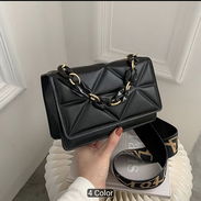 Cartera | Bolso de Mujer Color negro con dorado correa letras 8700 CUP Acepto transferencia Playa Mensajería con costo - Img 58060578