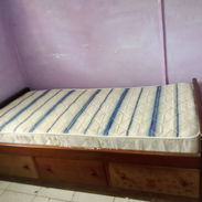 Cama de madera con colchón - Img 55562171