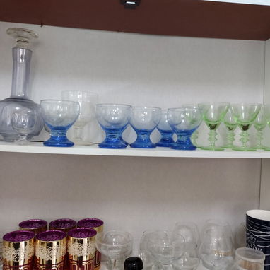 JUEGO DE 6 COPAS AZULES y VERDES  MEDIANAS NUEVAS (40 AÑOS).COMPRADAS EN RUSIA. COPAS VERDES Y LICORERA CON SUS COPITAS. - 8/8