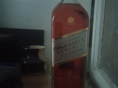 Vendo botella de whisky Jhonnie Walker gold la el reser - Img main-image