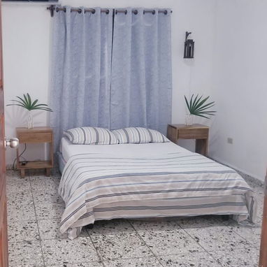 Se renta casa de 5 habitaciones climatizadas,con baño en cada habitación a 500 metros de la playa de Boca Ciega.53880216 - Img 124284209