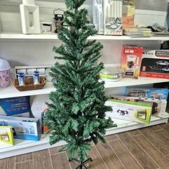 Árbol de Navidad artificial – 150 cm  Precio: 50 USD  Árbol navideño artificial de tamaño práctico, - 2/2