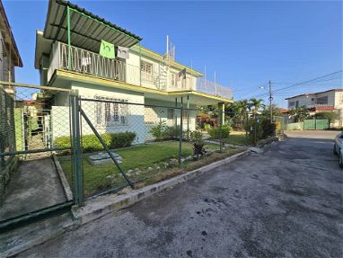 Se vende casa de dos plantas con 3 habitaciones y media y 4 baños en municipio playa - Img 68217811