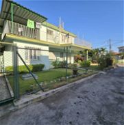 Se vende casa de dos plantas con 3 habitaciones y media y 4 baños en municipio playa - Img 45746917