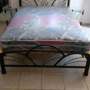 CAMA CON COLCHÓN Y MESITAS - Img 54988434