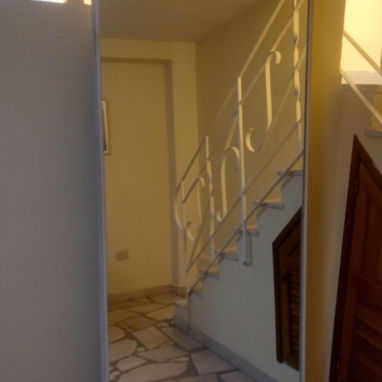 Espejo grande de marco de metal y montado en Pladur, mide 2, 33metros x0. 84metros a 150usd - Img 119432294
