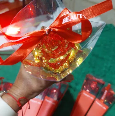 Flores que alumbran y vienen en su estuche, ideal para el regalo del día de la madre - Img 91937885