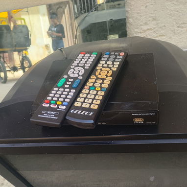 Tv Panasonic con cajita con sus mandos - 2/2
