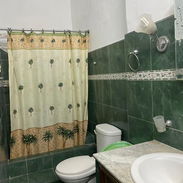 Ref #79. Apto interior y último con 3 cuartos y 2 baños en bajos. Posibilidad de parqueo de moto!!!! - Img 56471960