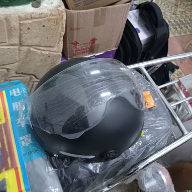 Moto caja 5 con su casco y un litro de gazolina sin chapa. - Img 127176446