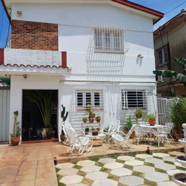 Casa Totalmente independiente en Playa 3 cuartos garaje para varios autos 180mil usd 53582376 - 2/7