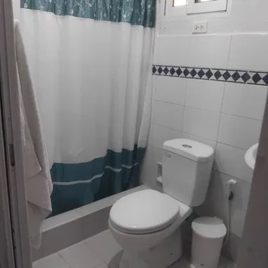 Se renta casa en Guanabo de 5 habitaciones climatizadas con piscina - Img 99188399