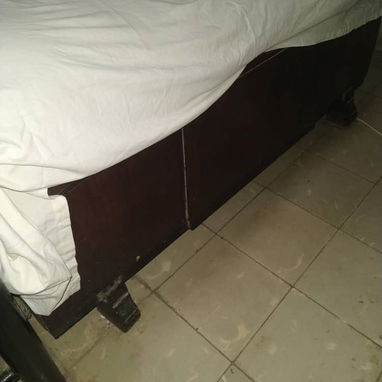 Venta de cama (sin colchón) con sus dos mesitas de noche, de estilo antiguo, de caoba - 3/5