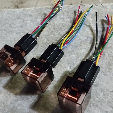 RELAYS DE ALTO CONSUMO DE 5 PATAS Y 100 Ah con sus bases para instalaciones electricas en autos,motos ,para sus claxon , - Img 123360491