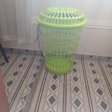 Cesto de ropa de plástico con tapa. Rosado verde y azul - 3/6