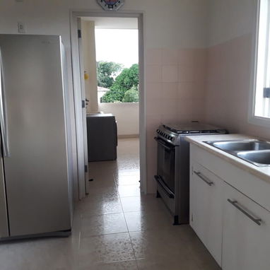 Espectacular propiedad horizontal en zona de embajadas con 5 cuartos y 5 baños!! De lujo actualmente rentada!! En oferta - Img 82255585