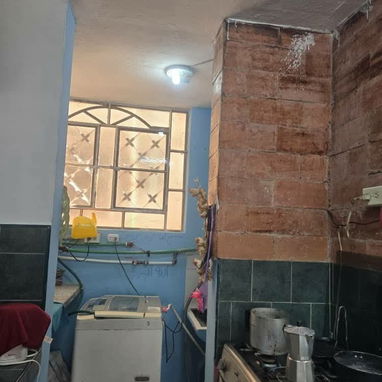 Venta de hermoso apartamento en edificio de microbrigada en el Vedado, cercano a las céntricas esquinas de 23 y 12 !!! - Img 108780997