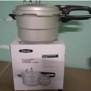 Olla de presión 7L 45 USD Marca Impronta * Compatible con gas e inducción * Capacidad de 7 Litros * Reduce el tiempo d - Img 55837264