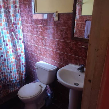 CASA GRANDE EN REGLA! 4 CUARTOS Y 2 BAÑOS - LISTA PARA VIVIR (CON TODO DENTRO) - Img 123203833