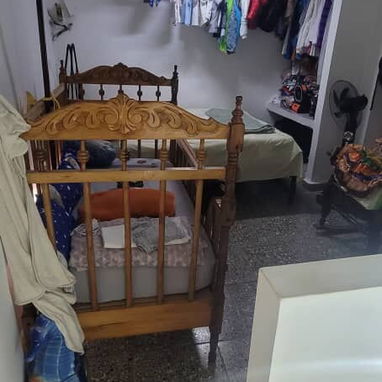 🏡 SE VENDE CASA INDEPENDENDIENTE CON PLACA LIBRE, en CENTRO HABANA, puerta de calle, opción económica. - Img 120930096