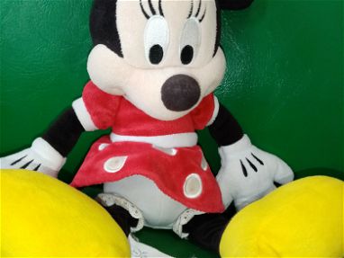 Se vende un Peluche nuevo y original de Minnie Mouse  comprado en Disney, tiene de largo 33 centímetros. - Img main-image-45724909