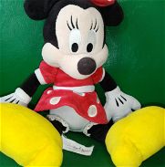 Se vende un Peluche nuevo y original de Minnie Mouse  comprado en Disney, tiene de largo 33 centímetros. - Img 45724909