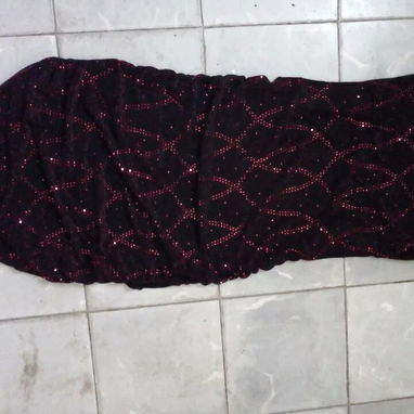 Vestido de boutique. Diseño con brillo rojo vino y fondo negro  Con su etiqueta. Talla M - 2/2