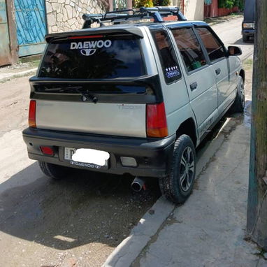 Daewoo Tico en  color gris, preparado con todo: rines deportivos, parrilla de carga en el techo y un equipo de música - 2/2