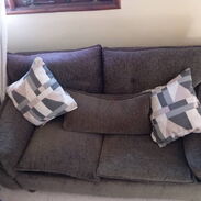 Vendo sofá cama, color verde botella, el sofá es de dos plazas, está como nuevo - Img 45447417